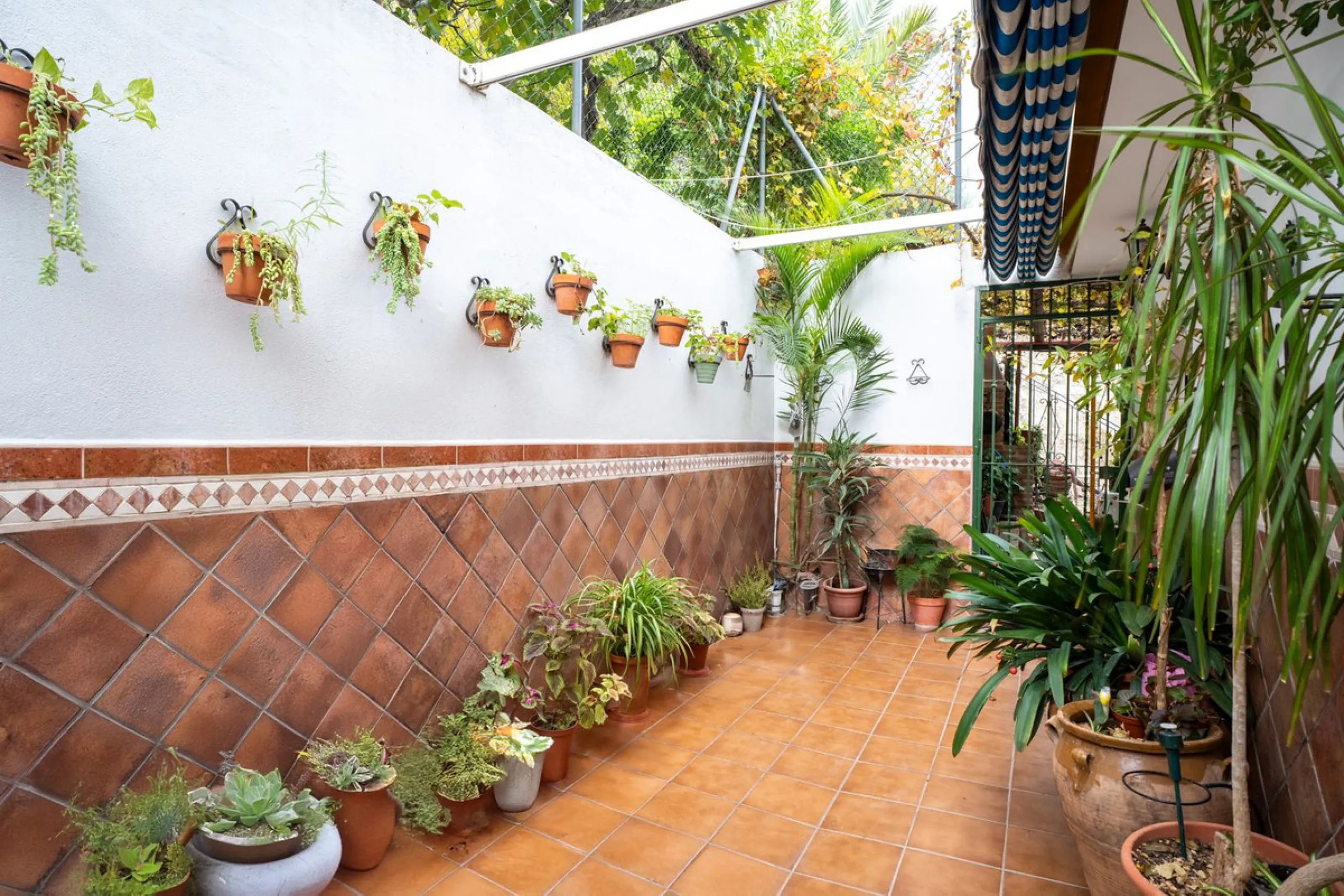 Beautiful semi-detached house in Estepona town close to all services, shops, restaurants, schools, sports