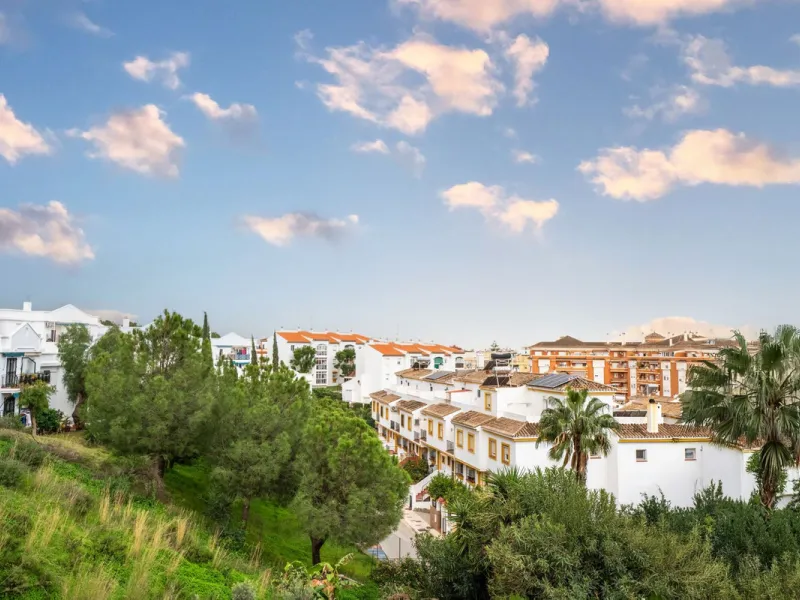 Beautiful semi-detached house in Estepona town close to all services, shops, restaurants, schools, sports