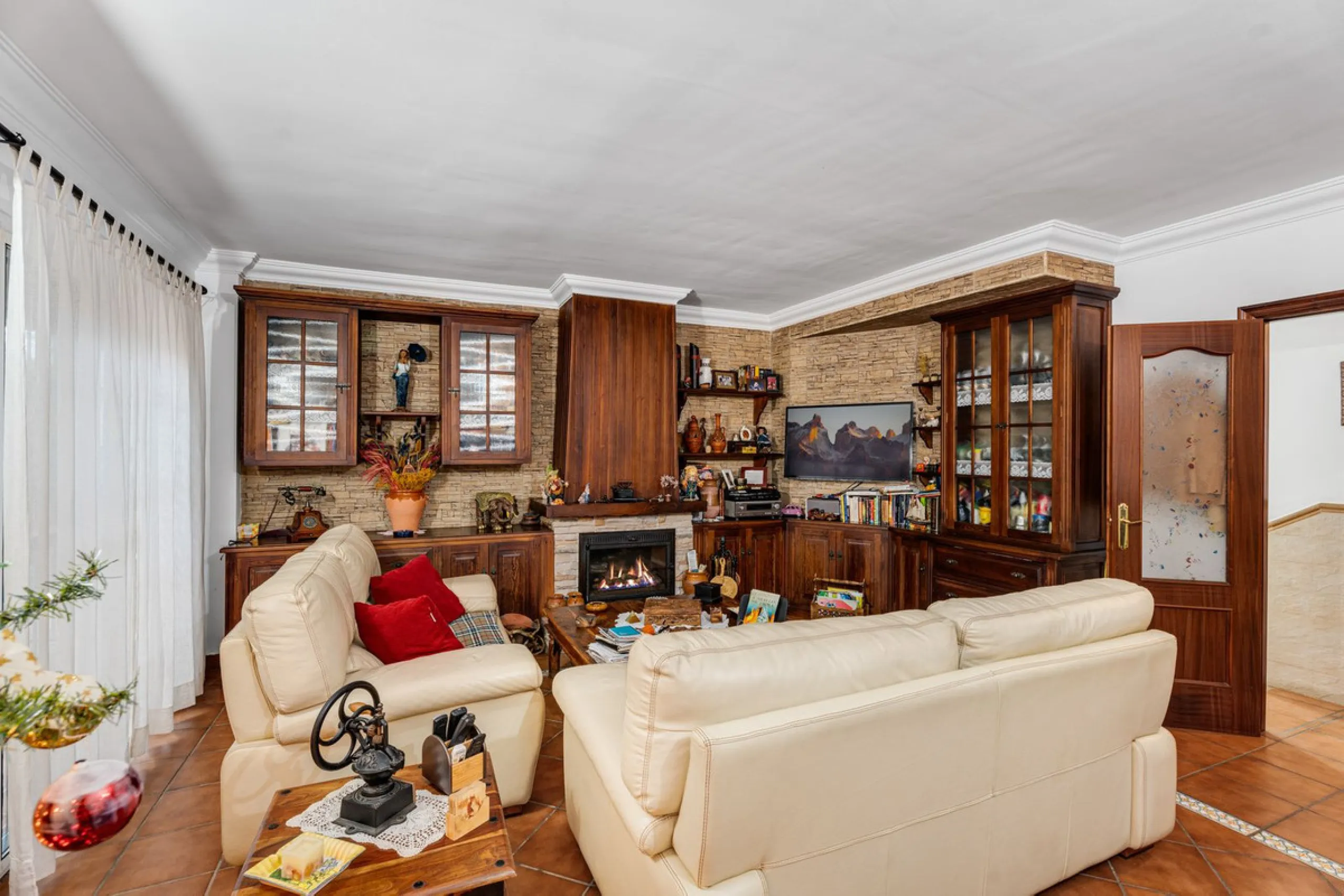 Beautiful semi-detached house in Estepona town close to all services, shops, restaurants, schools, sports