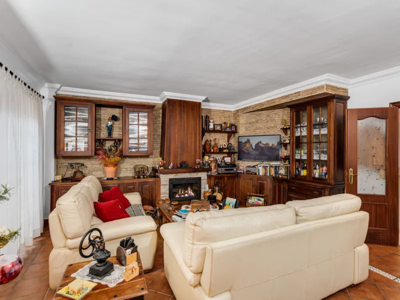Beautiful semi-detached house in Estepona town close to all services, shops, restaurants, schools, sports