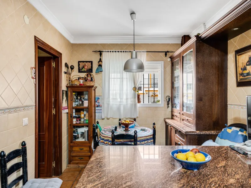 Beautiful semi-detached house in Estepona town close to all services, shops, restaurants, schools, sports