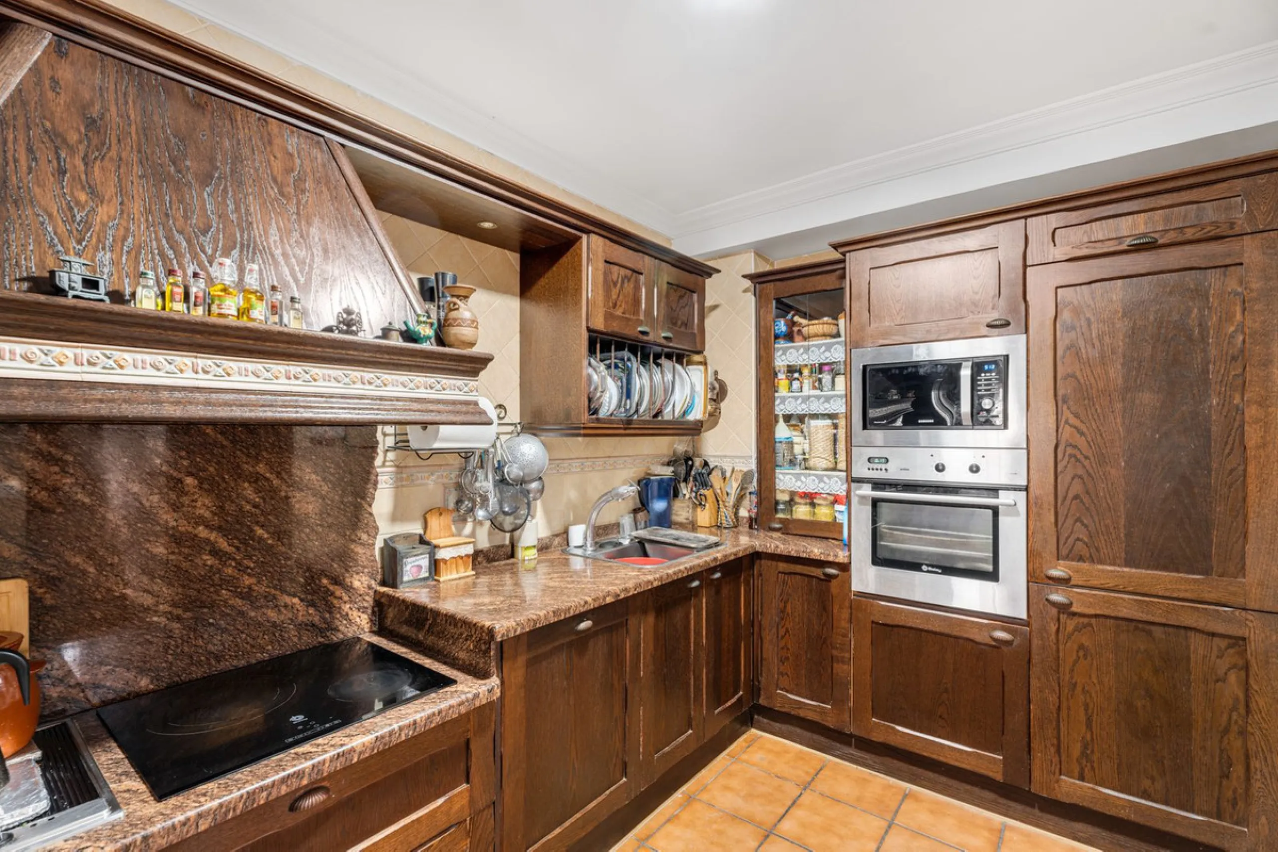 Beautiful semi-detached house in Estepona town close to all services, shops, restaurants, schools, sports
