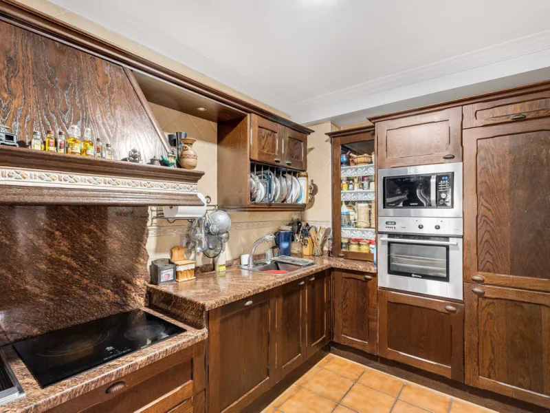 Beautiful semi-detached house in Estepona town close to all services, shops, restaurants, schools, sports