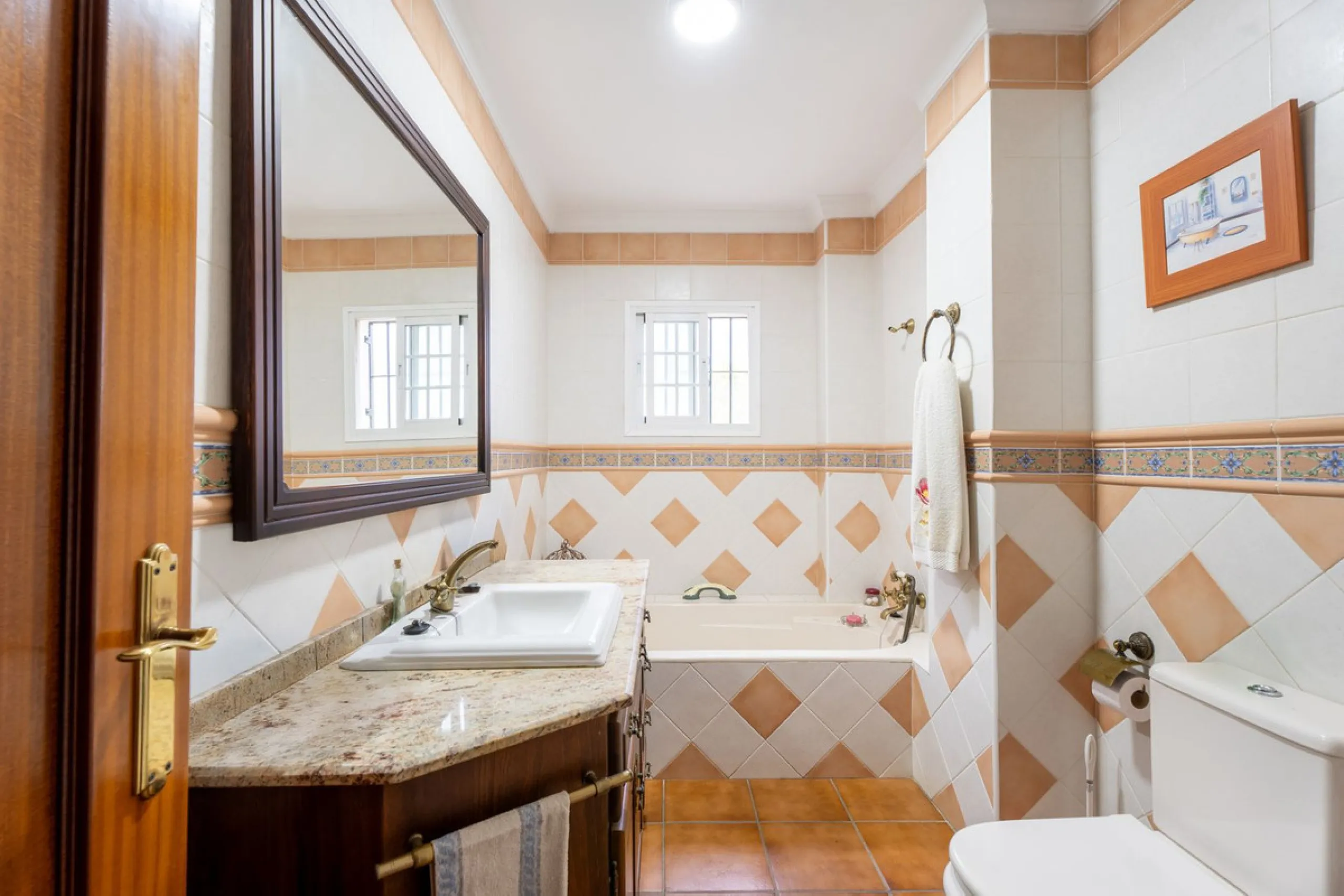 Beautiful semi-detached house in Estepona town close to all services, shops, restaurants, schools, sports