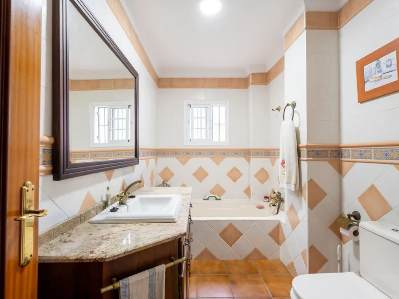 Beautiful semi-detached house in Estepona town close to all services, shops, restaurants, schools, sports