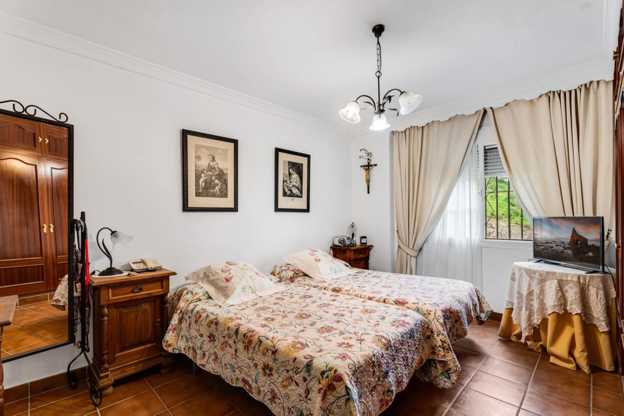 Beautiful semi-detached house in Estepona town close to all services, shops, restaurants, schools, sports