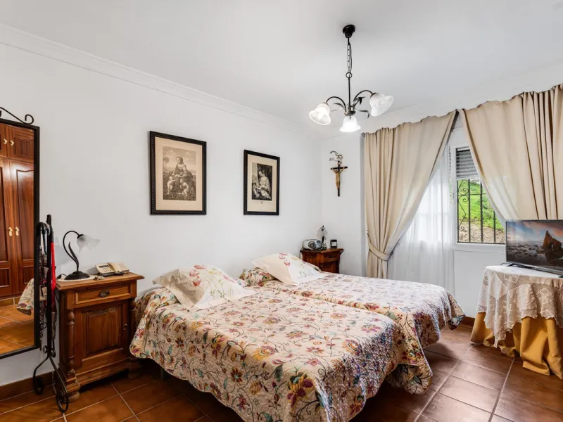 Beautiful semi-detached house in Estepona town close to all services, shops, restaurants, schools, sports