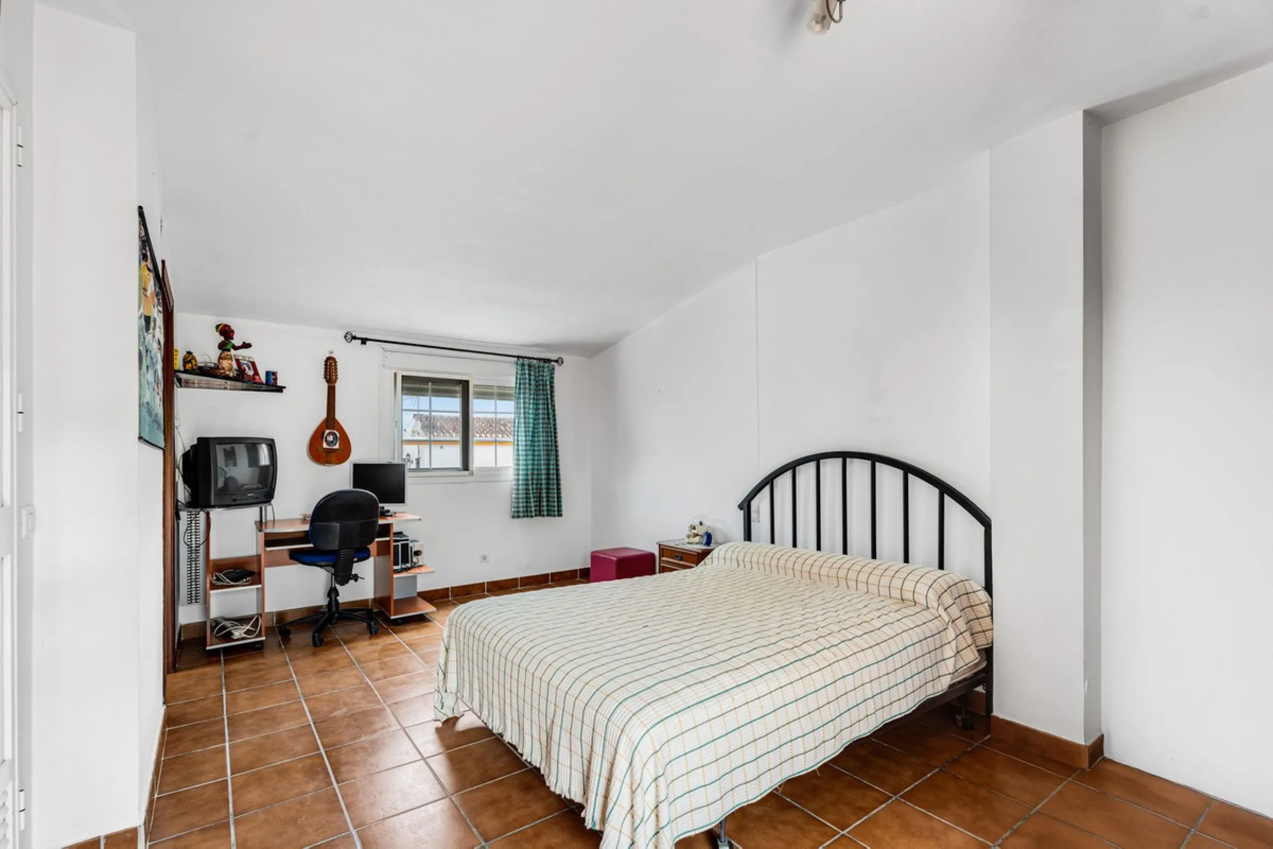 Beautiful semi-detached house in Estepona town close to all services, shops, restaurants, schools, sports