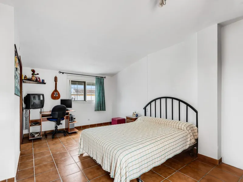 Beautiful semi-detached house in Estepona town close to all services, shops, restaurants, schools, sports