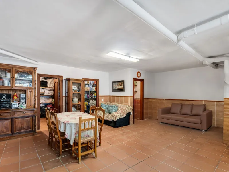 Beautiful semi-detached house in Estepona town close to all services, shops, restaurants, schools, sports