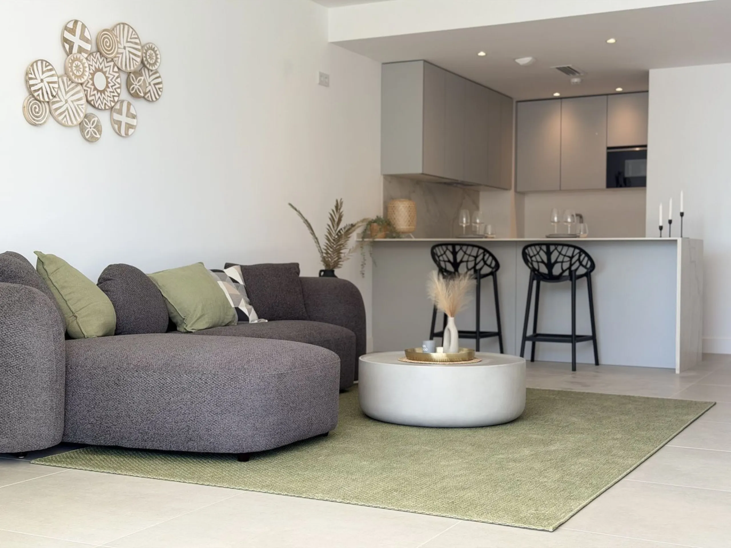 Genießen Sie das Küstenleben in dieser neu gebauten Erdgeschosswohnung mit 120 Quadratmetern im begehrten El Higuerón. Die Wohnung verfügt über zwei großzügige Schlafzimmer und zwei moderne Badezimmer, alles in Top-Qualität ausgeführt und mit ansprechendem Design
