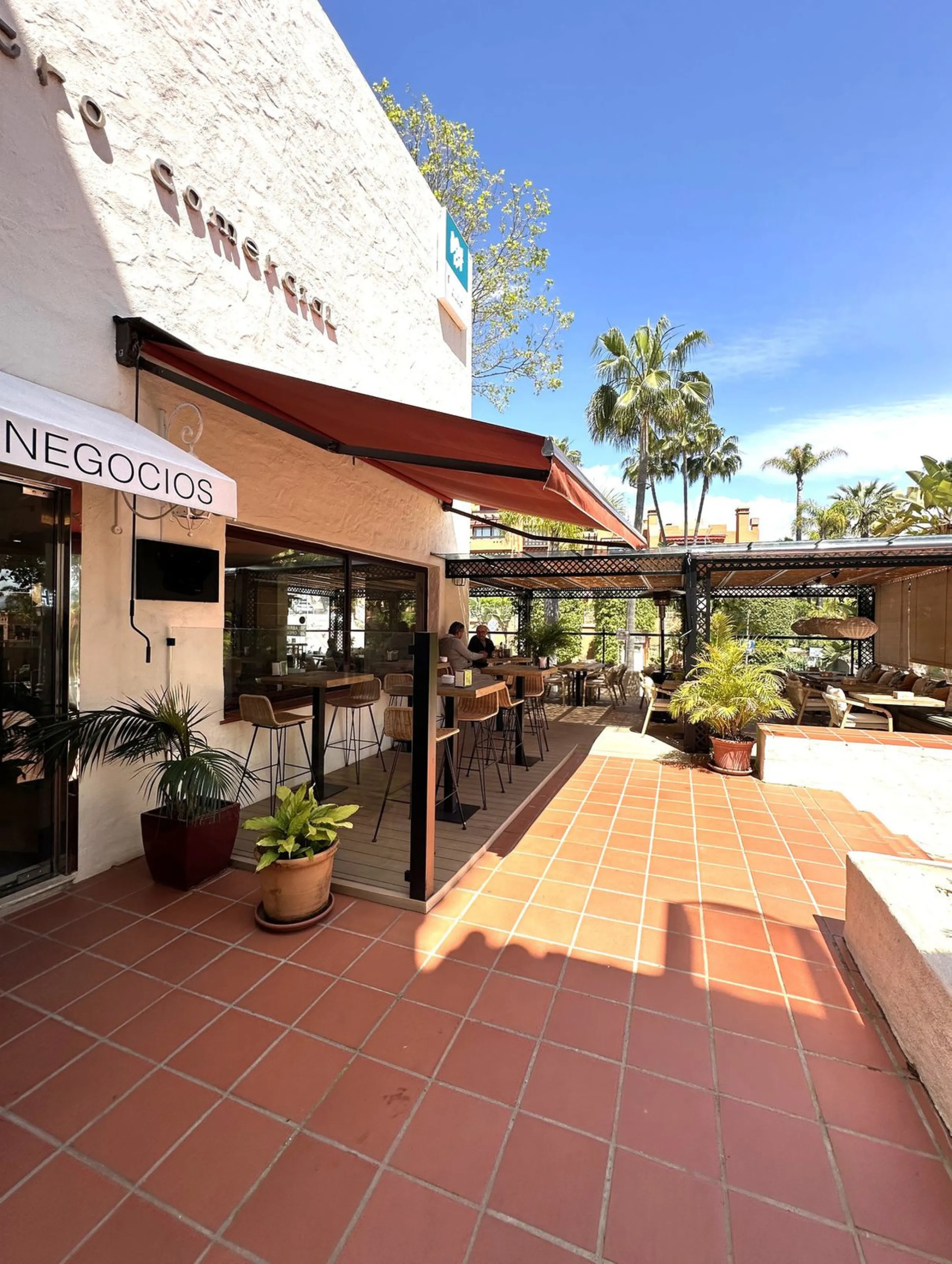 Discover this spectacular office for sale in the heart of Nueva Andalucía! Located in the prestigious Alzambra Commercial Centre, this property is ideal for entrepreneurs and professionals looking for a functional and attractive space. With a constructed 