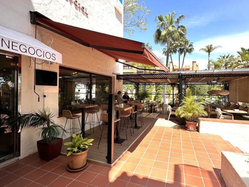 Discover this spectacular office for sale in the heart of Nueva Andalucía! Located in the prestigious Alzambra Commercial Centre, this property is ideal for entrepreneurs and professionals looking for a functional and attractive space. With a constructed 
