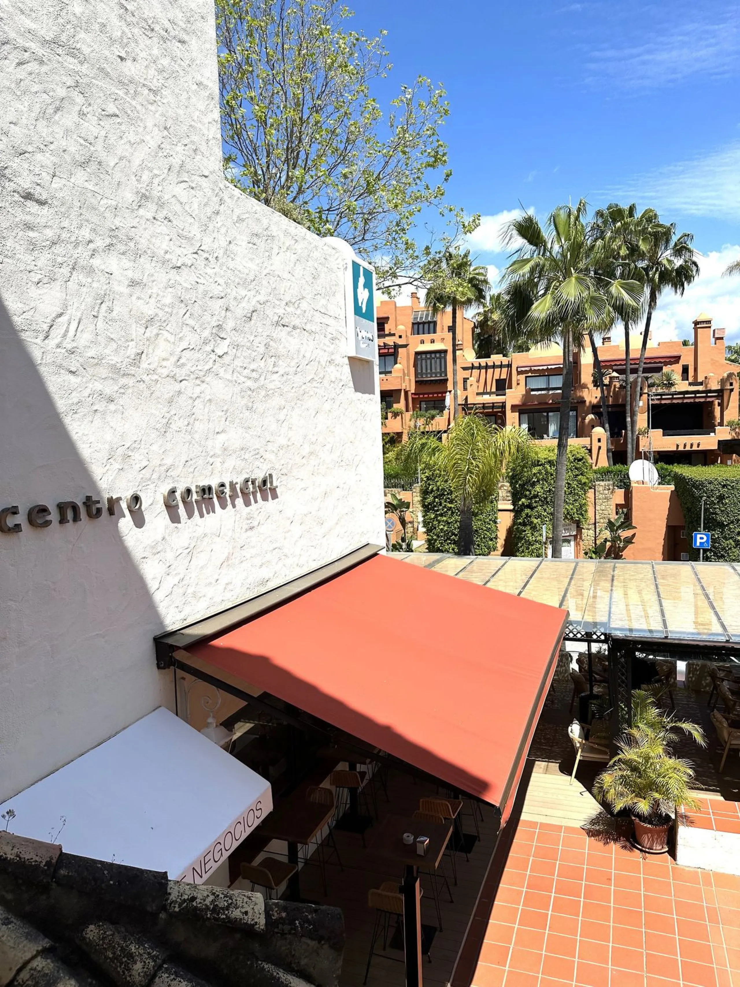 Discover this spectacular office for sale in the heart of Nueva Andalucía! Located in the prestigious Alzambra Commercial Centre, this property is ideal for entrepreneurs and professionals looking for a functional and attractive space. With a constructed 