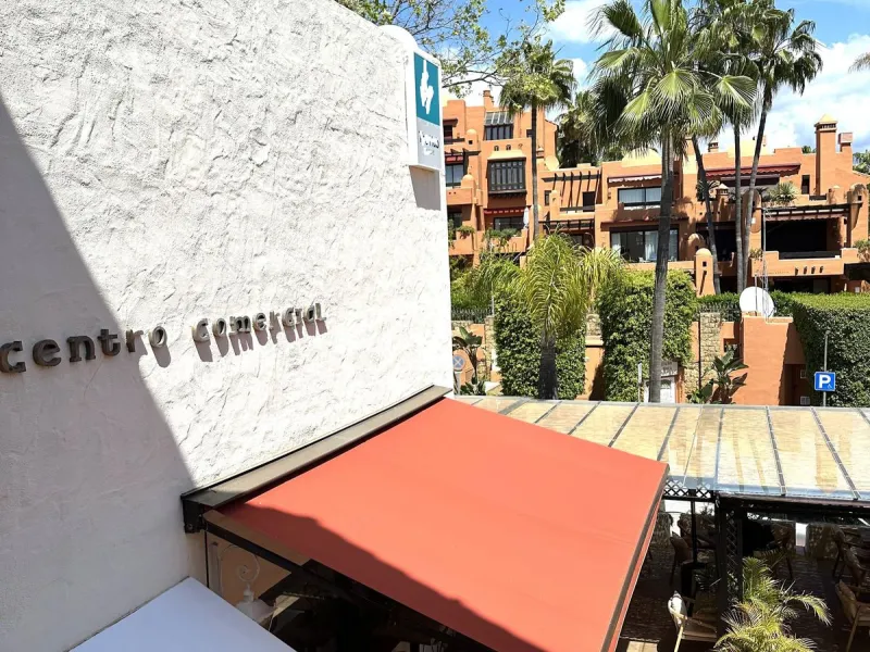Discover this spectacular office for sale in the heart of Nueva Andalucía! Located in the prestigious Alzambra Commercial Centre, this property is ideal for entrepreneurs and professionals looking for a functional and attractive space. With a constructed 
