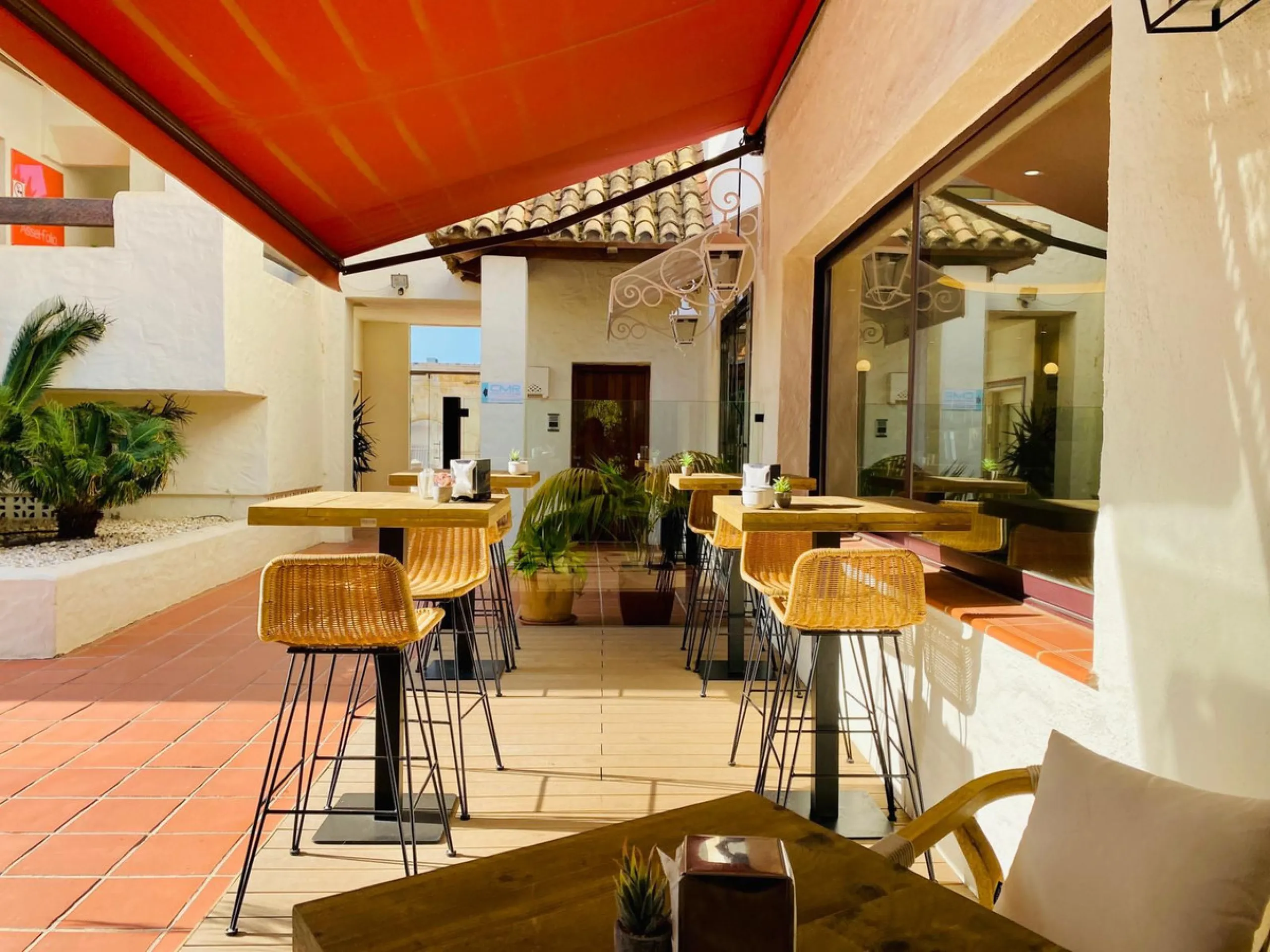 Discover this spectacular office for sale in the heart of Nueva Andalucía! Located in the prestigious Alzambra Commercial Centre, this property is ideal for entrepreneurs and professionals looking for a functional and attractive space. With a constructed 