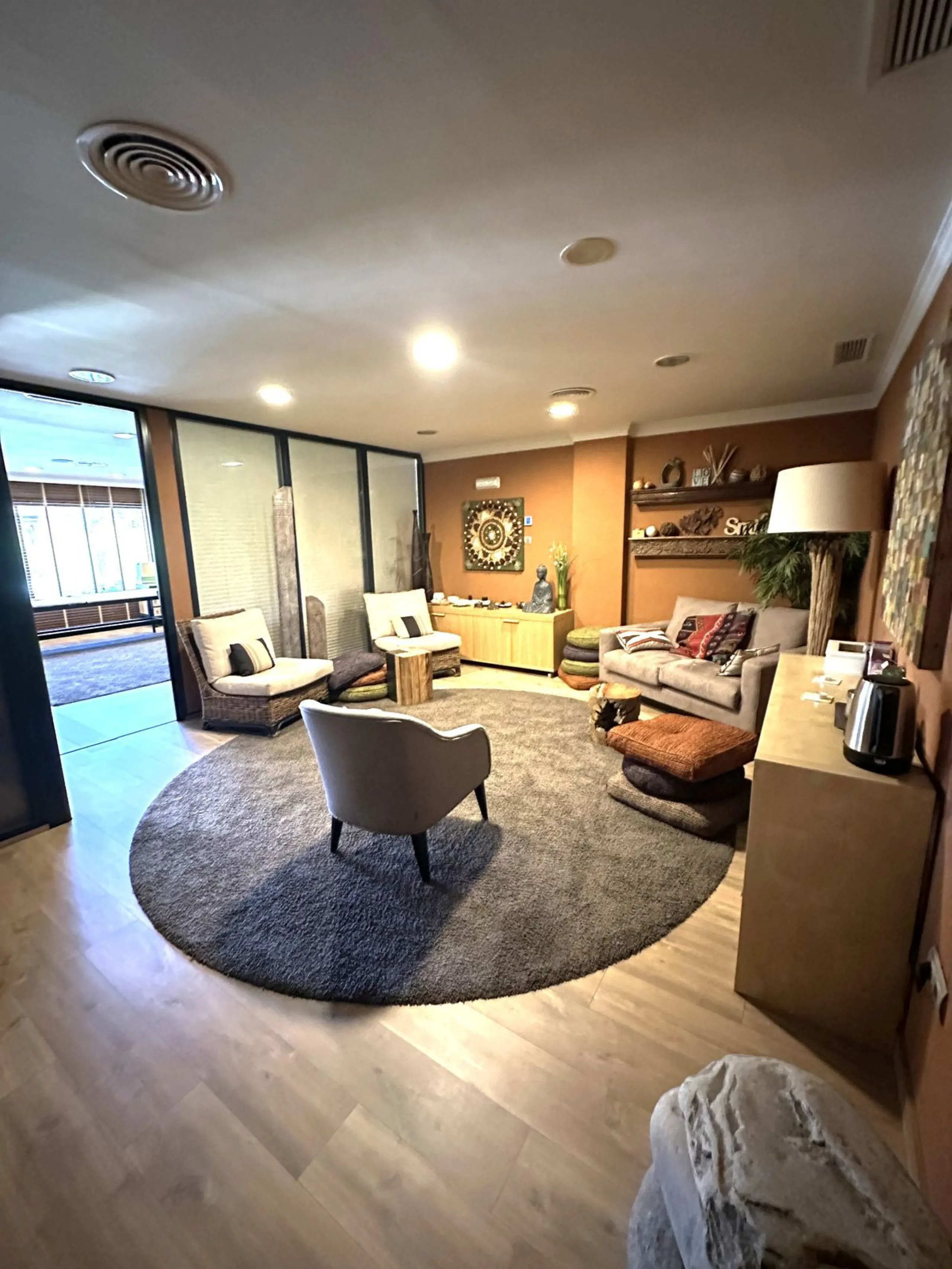 Discover this spectacular office for sale in the heart of Nueva Andalucía! Located in the prestigious Alzambra Commercial Centre, this property is ideal for entrepreneurs and professionals looking for a functional and attractive space. With a constructed 