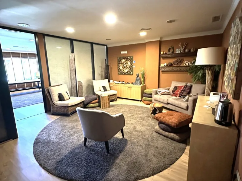 Discover this spectacular office for sale in the heart of Nueva Andalucía! Located in the prestigious Alzambra Commercial Centre, this property is ideal for entrepreneurs and professionals looking for a functional and attractive space. With a constructed 