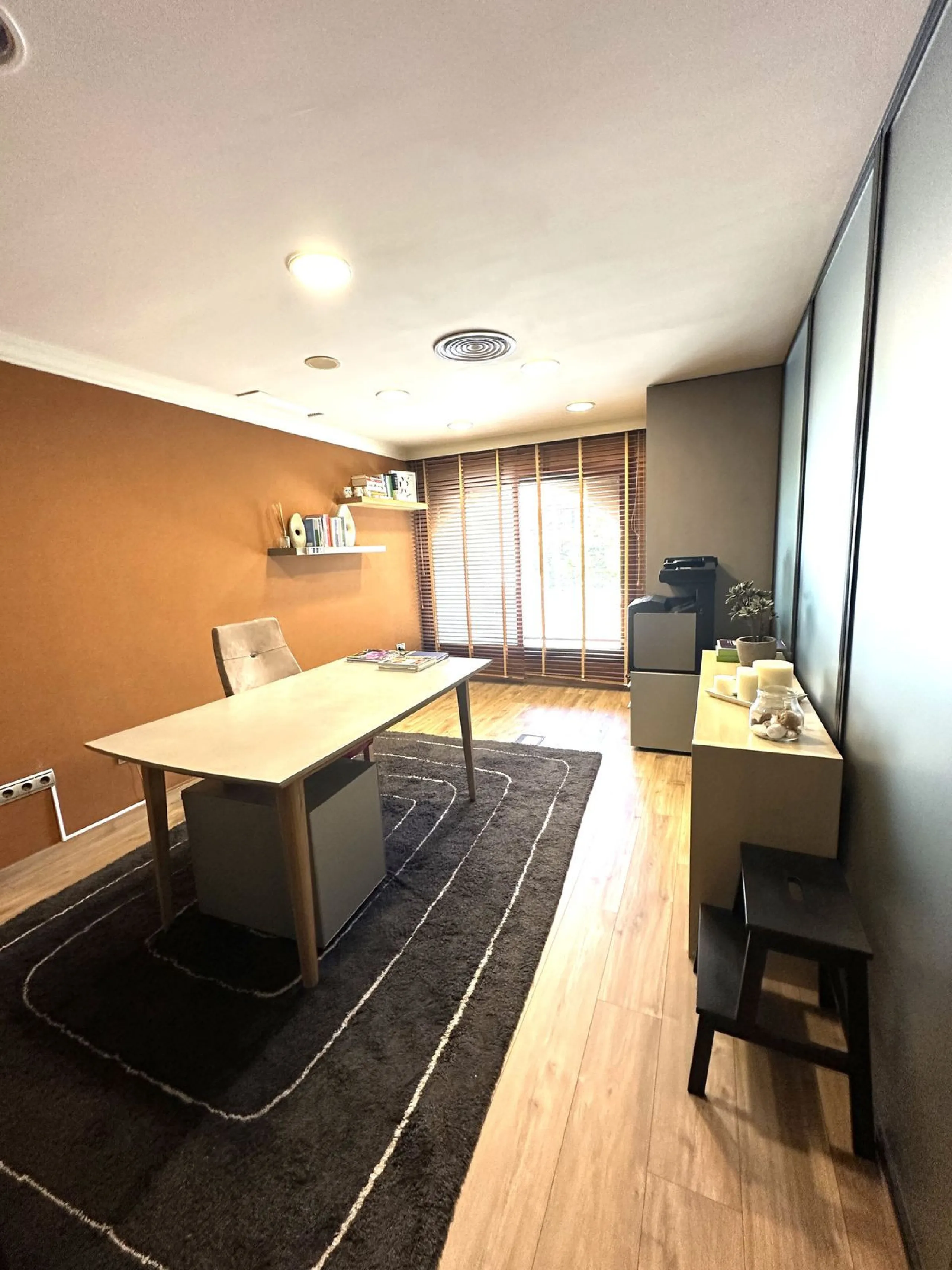 Discover this spectacular office for sale in the heart of Nueva Andalucía! Located in the prestigious Alzambra Commercial Centre, this property is ideal for entrepreneurs and professionals looking for a functional and attractive space. With a constructed 