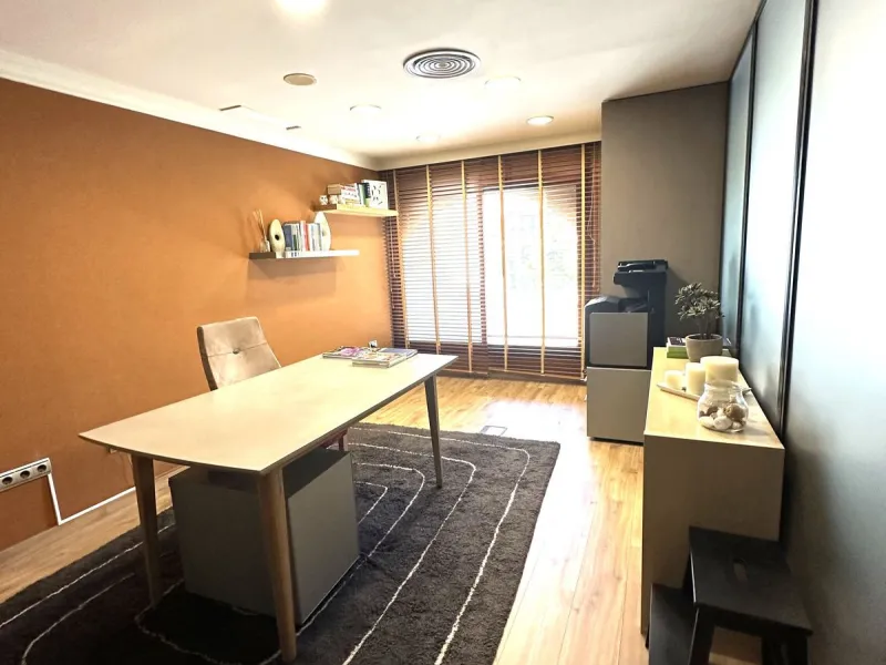 Discover this spectacular office for sale in the heart of Nueva Andalucía! Located in the prestigious Alzambra Commercial Centre, this property is ideal for entrepreneurs and professionals looking for a functional and attractive space. With a constructed 