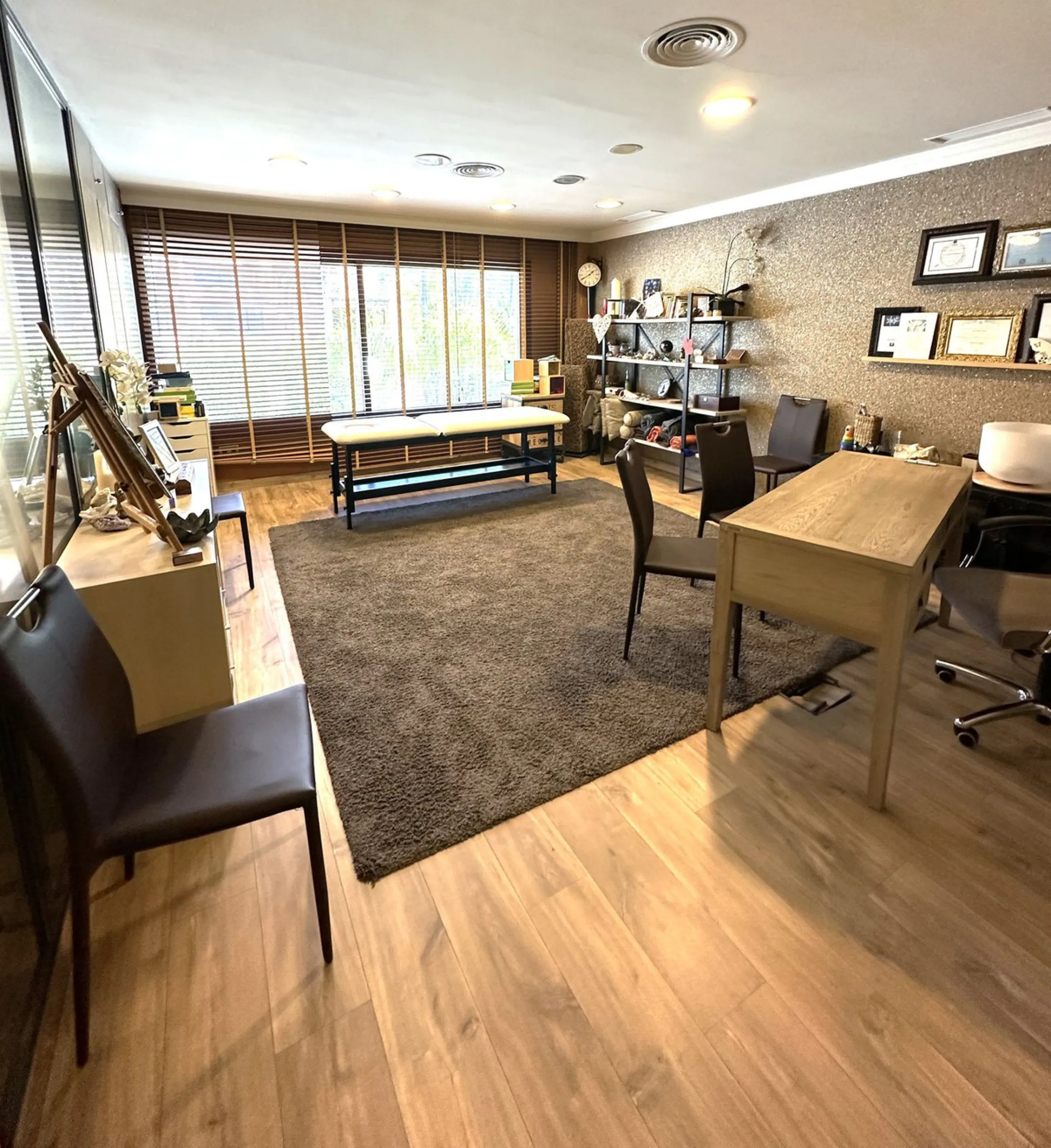 Discover this spectacular office for sale in the heart of Nueva Andalucía! Located in the prestigious Alzambra Commercial Centre, this property is ideal for entrepreneurs and professionals looking for a functional and attractive space. With a constructed 