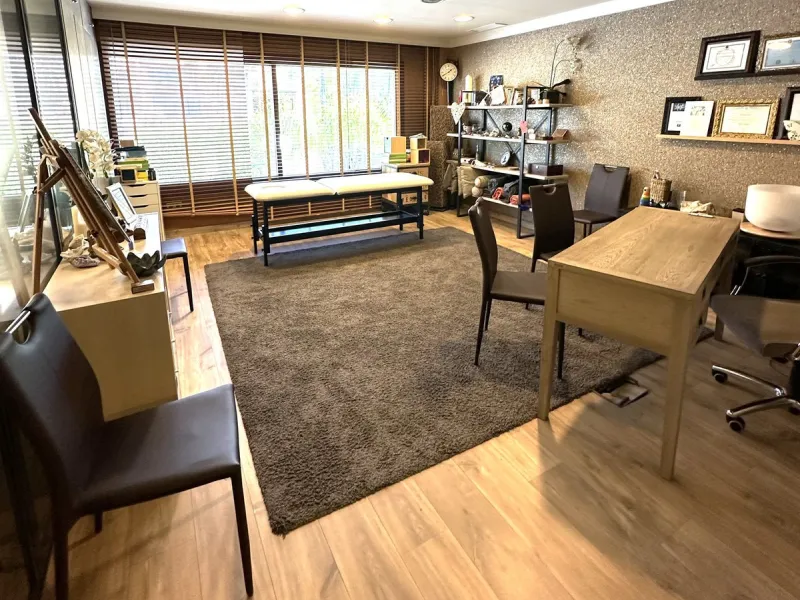 Discover this spectacular office for sale in the heart of Nueva Andalucía! Located in the prestigious Alzambra Commercial Centre, this property is ideal for entrepreneurs and professionals looking for a functional and attractive space. With a constructed 