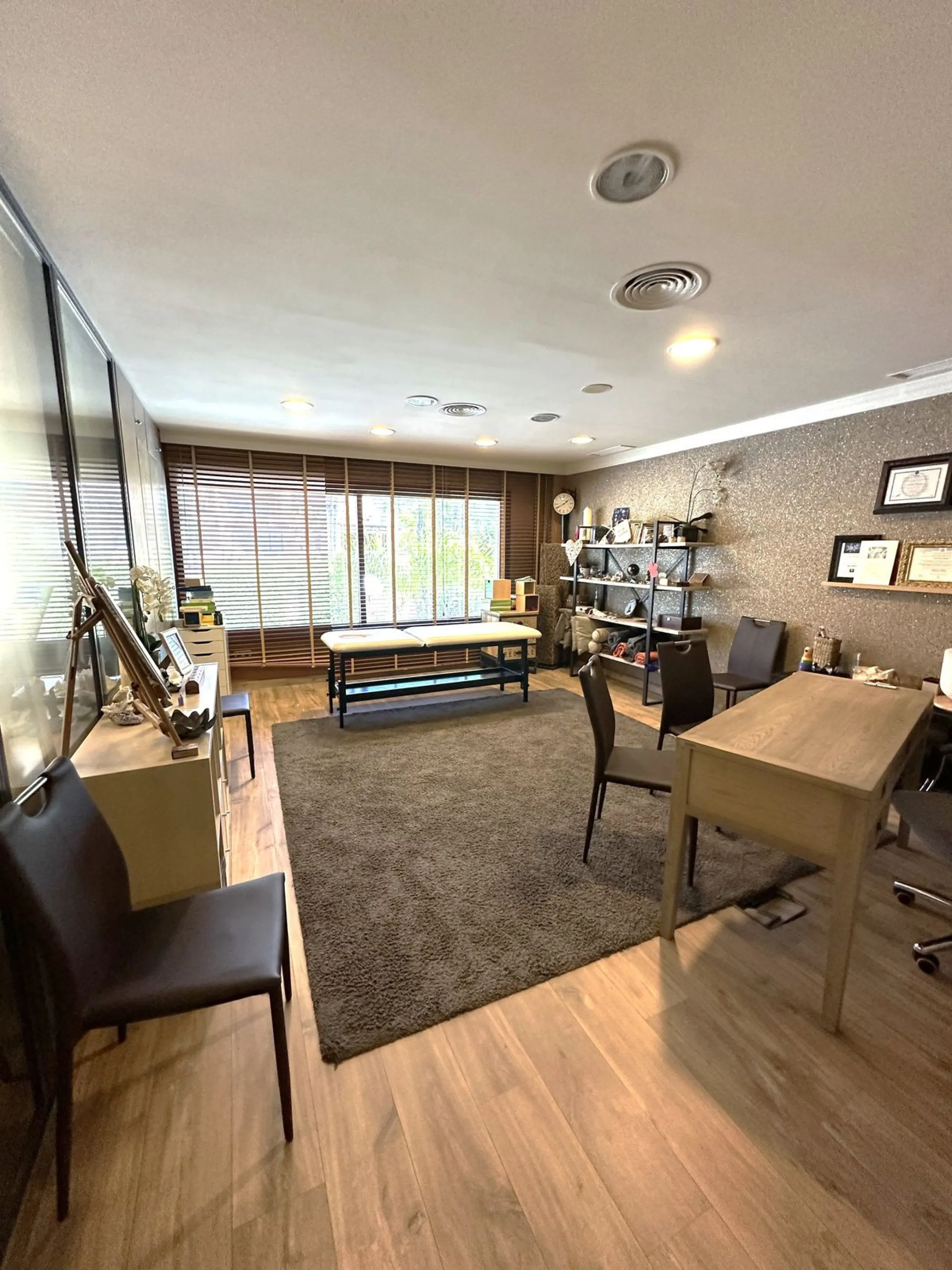 Discover this spectacular office for sale in the heart of Nueva Andalucía! Located in the prestigious Alzambra Commercial Centre, this property is ideal for entrepreneurs and professionals looking for a functional and attractive space. With a constructed 