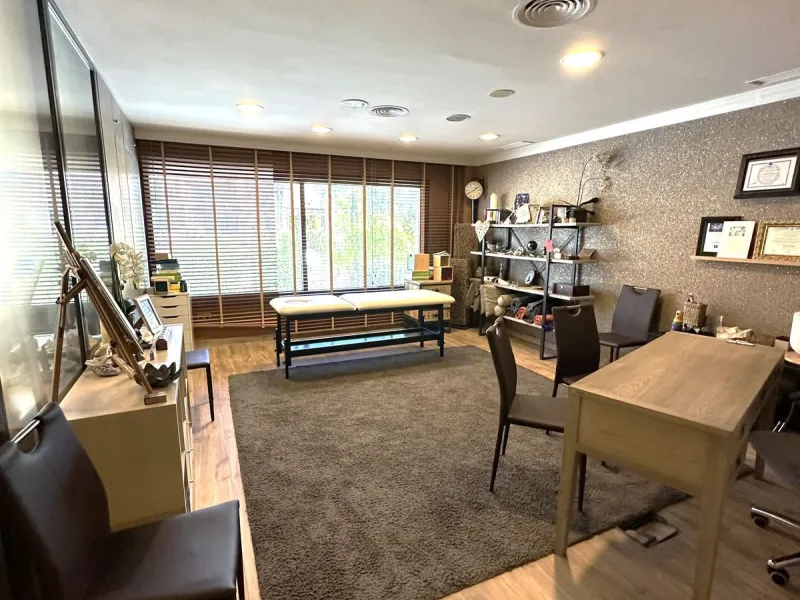 Discover this spectacular office for sale in the heart of Nueva Andalucía! Located in the prestigious Alzambra Commercial Centre, this property is ideal for entrepreneurs and professionals looking for a functional and attractive space. With a constructed 