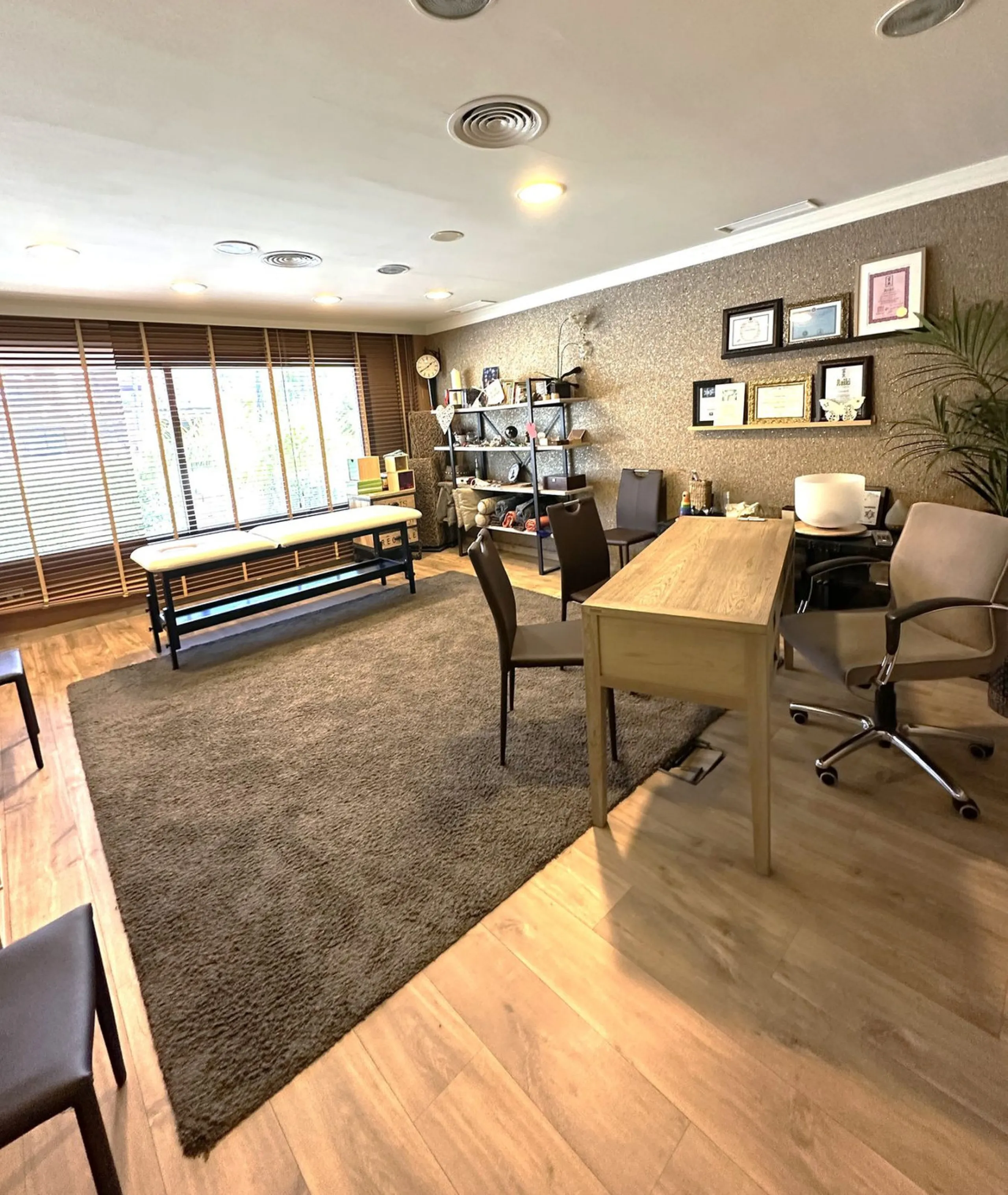 Discover this spectacular office for sale in the heart of Nueva Andalucía! Located in the prestigious Alzambra Commercial Centre, this property is ideal for entrepreneurs and professionals looking for a functional and attractive space. With a constructed 