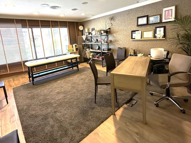 Discover this spectacular office for sale in the heart of Nueva Andalucía! Located in the prestigious Alzambra Commercial Centre, this property is ideal for entrepreneurs and professionals looking for a functional and attractive space. With a constructed 