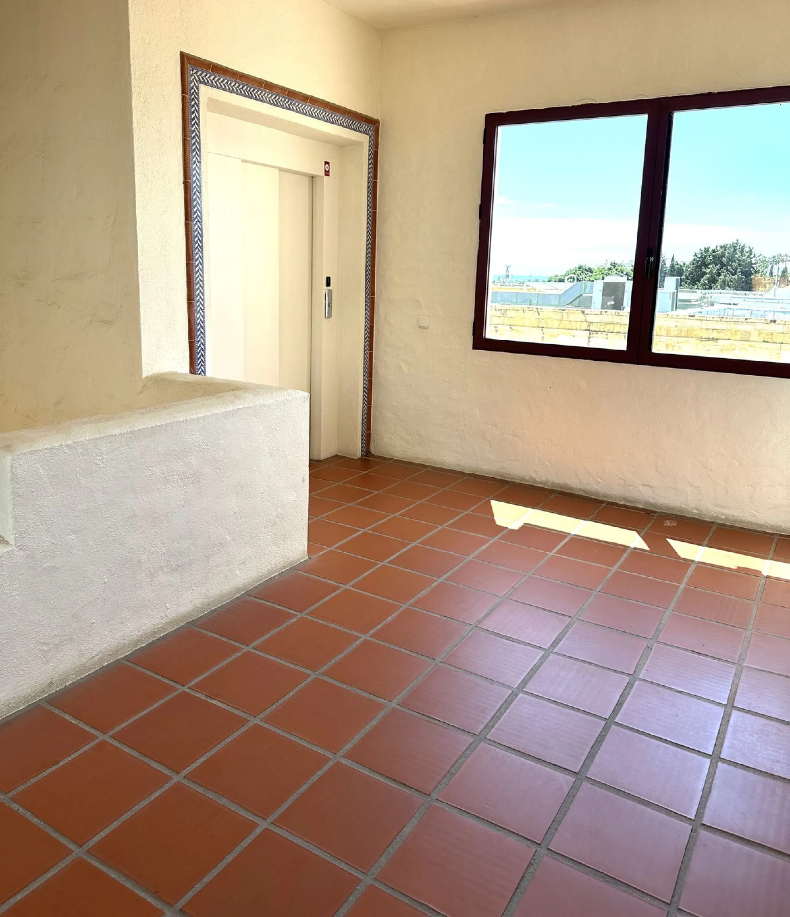 Discover this spectacular office for sale in the heart of Nueva Andalucía! Located in the prestigious Alzambra Commercial Centre, this property is ideal for entrepreneurs and professionals looking for a functional and attractive space. With a constructed 