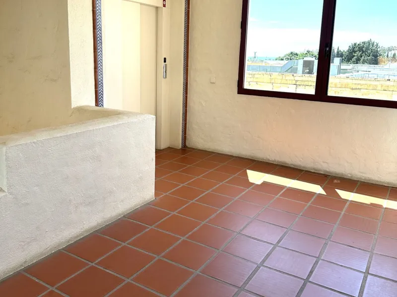 Discover this spectacular office for sale in the heart of Nueva Andalucía! Located in the prestigious Alzambra Commercial Centre, this property is ideal for entrepreneurs and professionals looking for a functional and attractive space. With a constructed 