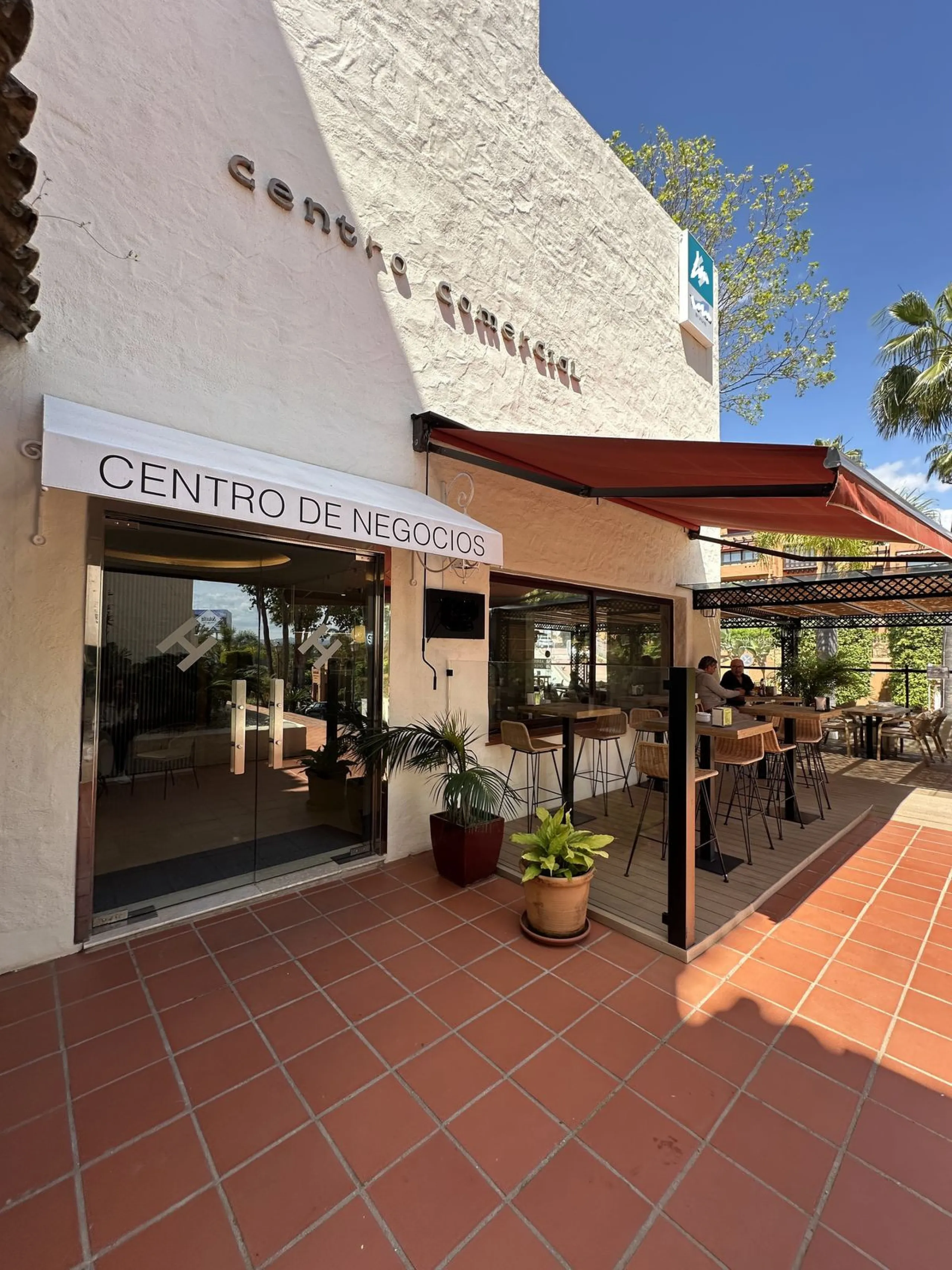 Discover this spectacular office for sale in the heart of Nueva Andalucía! Located in the prestigious Alzambra Commercial Centre, this property is ideal for entrepreneurs and professionals looking for a functional and attractive space. With a constructed 