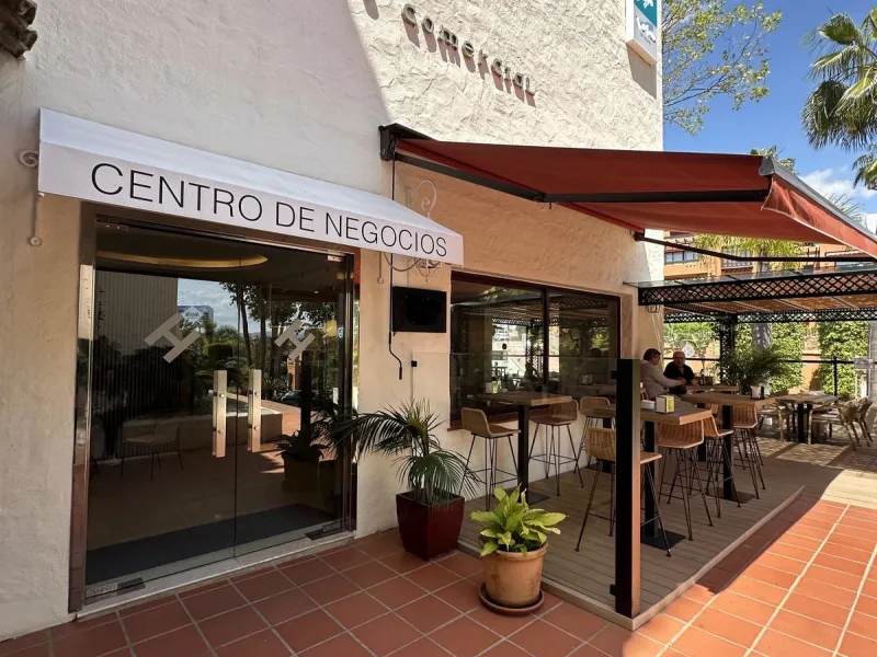 Discover this spectacular office for sale in the heart of Nueva Andalucía! Located in the prestigious Alzambra Commercial Centre, this property is ideal for entrepreneurs and professionals looking for a functional and attractive space. With a constructed 