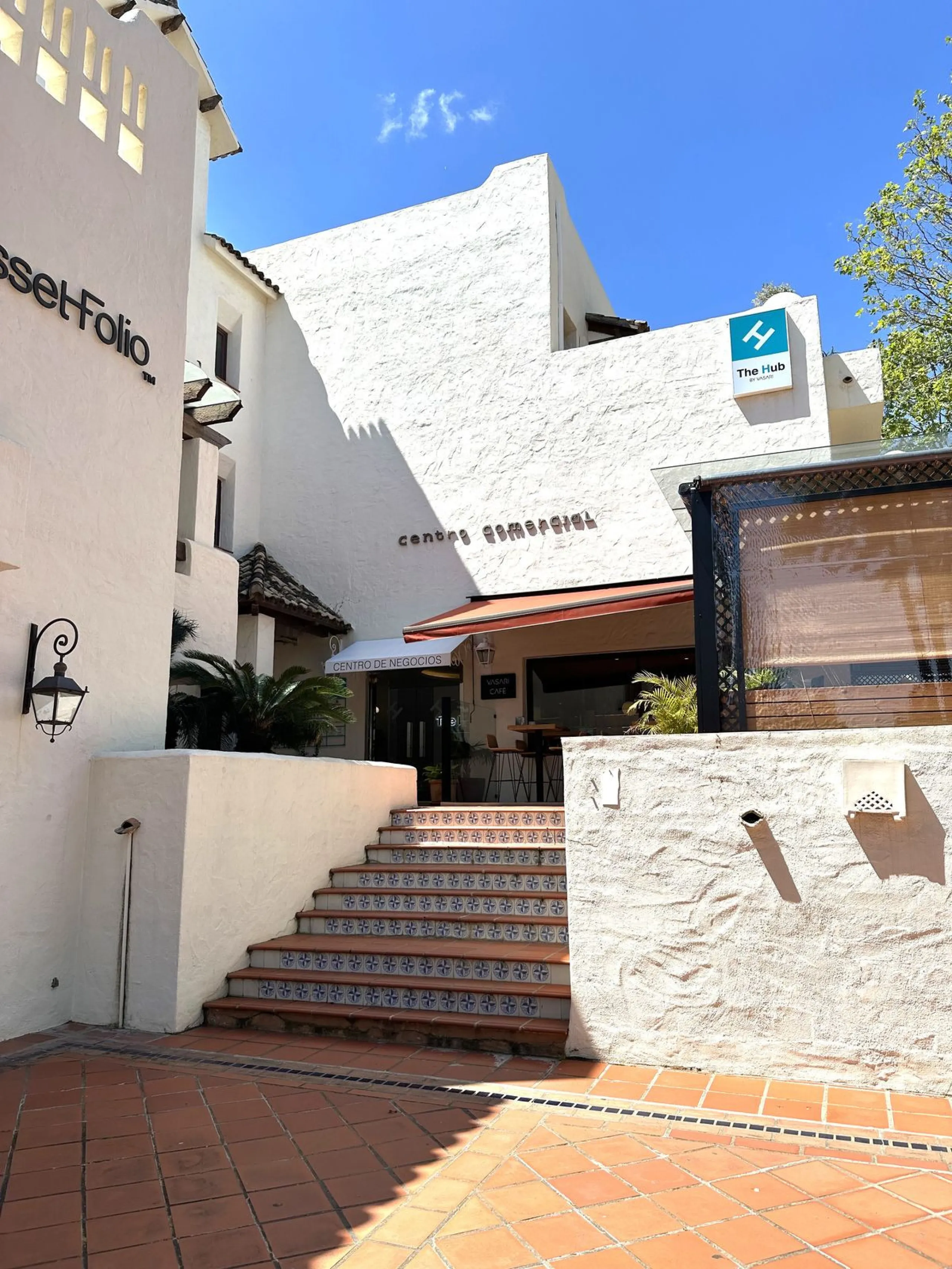Discover this spectacular office for sale in the heart of Nueva Andalucía! Located in the prestigious Alzambra Commercial Centre, this property is ideal for entrepreneurs and professionals looking for a functional and attractive space. With a constructed 