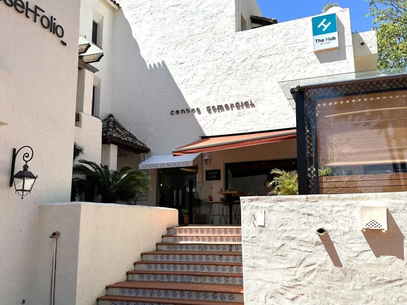 Discover this spectacular office for sale in the heart of Nueva Andalucía! Located in the prestigious Alzambra Commercial Centre, this property is ideal for entrepreneurs and professionals looking for a functional and attractive space. With a constructed 