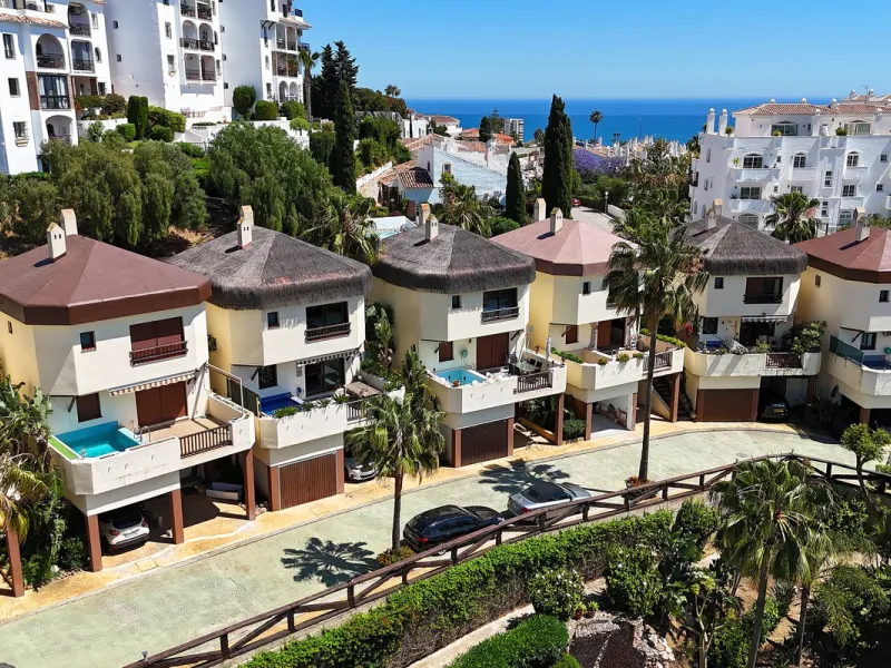 Elegant 3-Bedroom Semi-Detached House with Private Pool, Golf Views & Dream Location – Marbella
