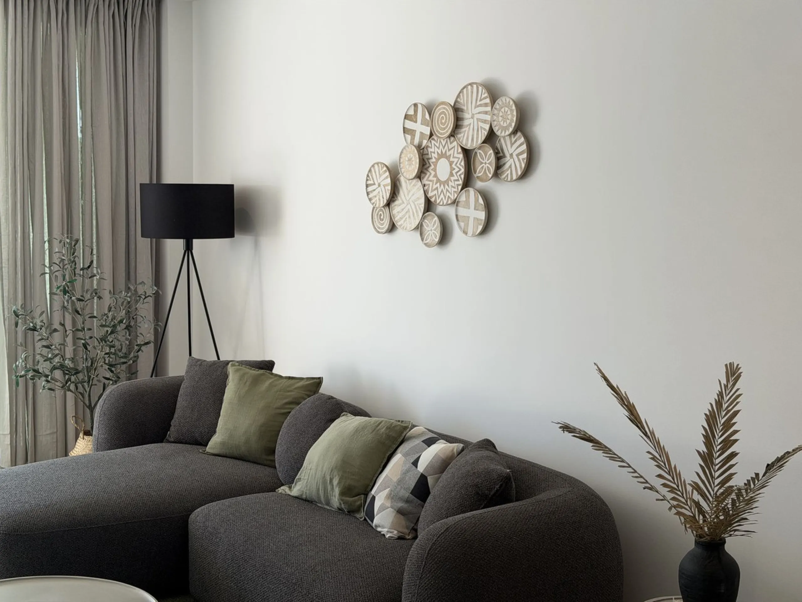 Genießen Sie das Küstenleben in dieser neu gebauten Erdgeschosswohnung mit 120 Quadratmetern im begehrten El Higuerón. Die Wohnung verfügt über zwei großzügige Schlafzimmer und zwei moderne Badezimmer, alles in Top-Qualität ausgeführt und mit ansprechendem Design