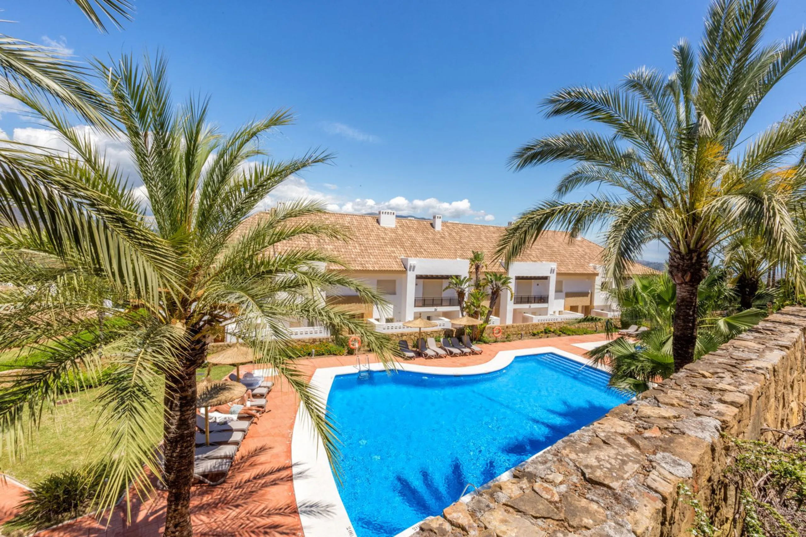 We present this stunning townhouse with 3 bedrooms and 3 bathrooms, located in the exclusive Monte Alto complex in La Cala Golf, Mijas – one of the most sought-after areas on the Costa del Sol. With 220 m² built, this property combines elegance, comfort, 