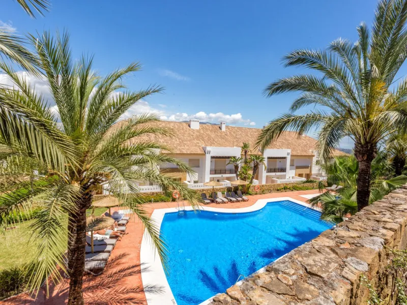 We present this stunning townhouse with 3 bedrooms and 3 bathrooms, located in the exclusive Monte Alto complex in La Cala Golf, Mijas – one of the most sought-after areas on the Costa del Sol. With 220 m² built, this property combines elegance, comfort, 