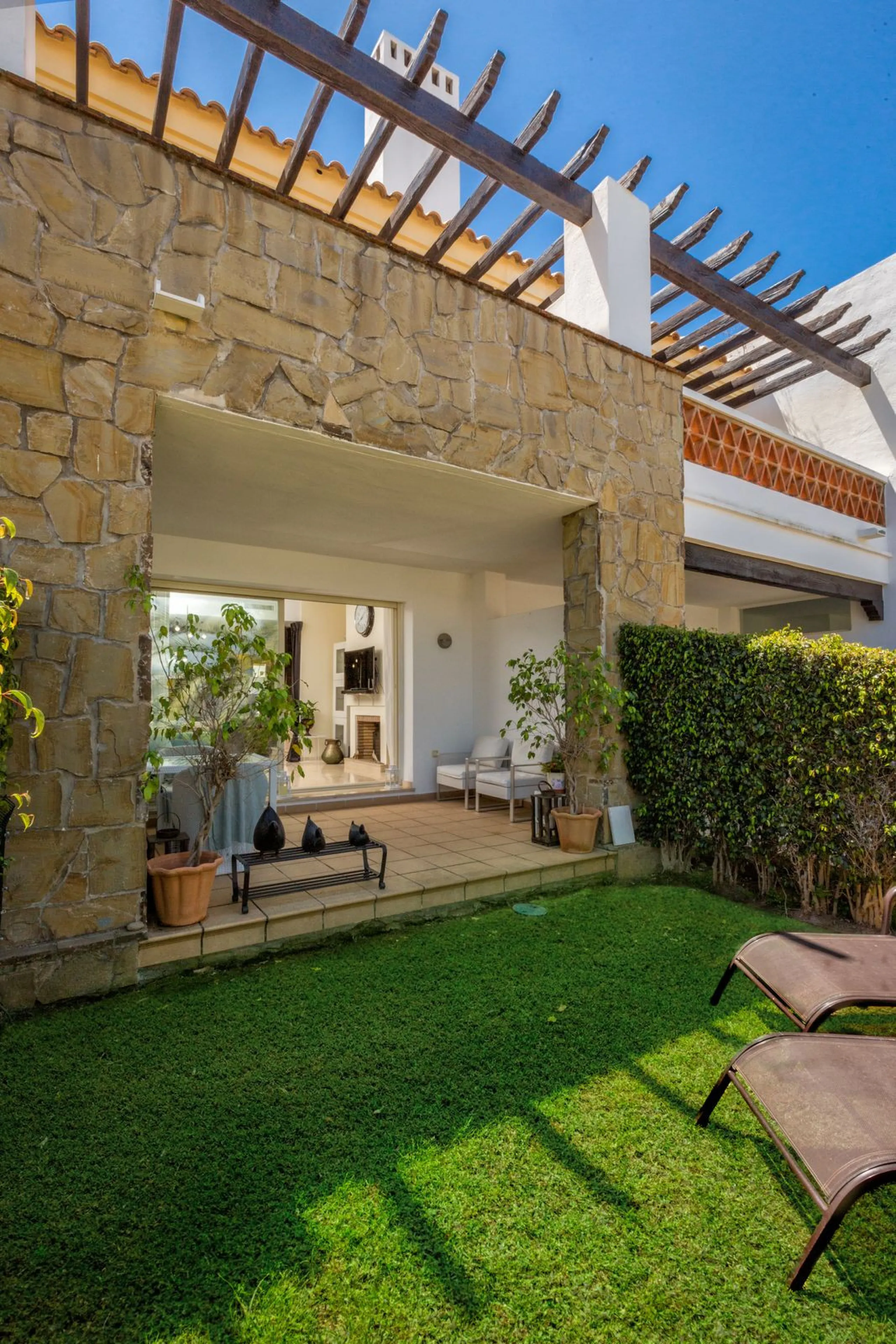 We present this stunning townhouse with 3 bedrooms and 3 bathrooms, located in the exclusive Monte Alto complex in La Cala Golf, Mijas – one of the most sought-after areas on the Costa del Sol. With 220 m² built, this property combines elegance, comfort, 