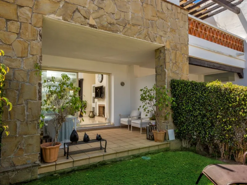 We present this stunning townhouse with 3 bedrooms and 3 bathrooms, located in the exclusive Monte Alto complex in La Cala Golf, Mijas – one of the most sought-after areas on the Costa del Sol. With 220 m² built, this property combines elegance, comfort, 