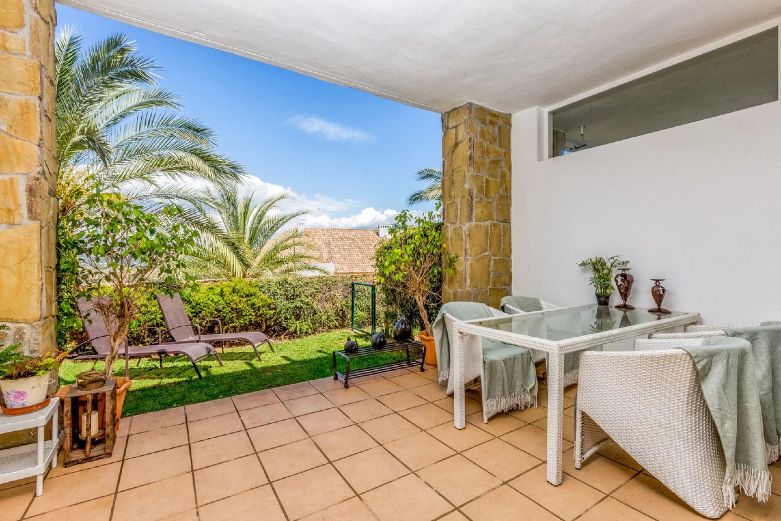 We present this stunning townhouse with 3 bedrooms and 3 bathrooms, located in the exclusive Monte Alto complex in La Cala Golf, Mijas – one of the most sought-after areas on the Costa del Sol. With 220 m² built, this property combines elegance, comfort, 