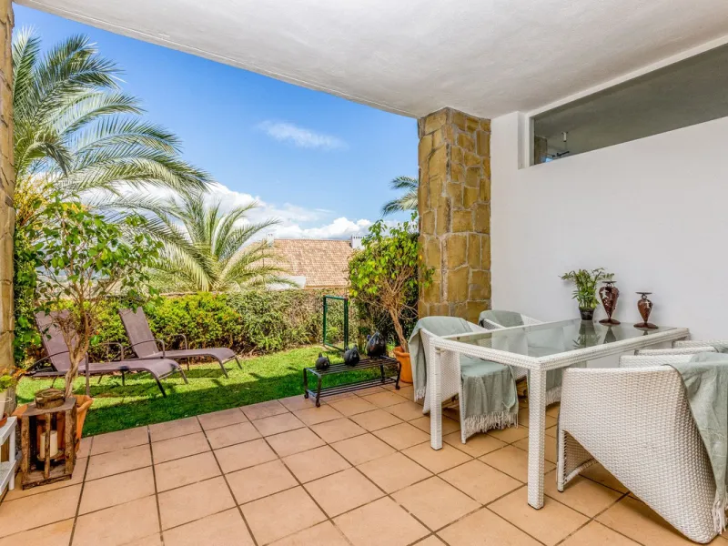 We present this stunning townhouse with 3 bedrooms and 3 bathrooms, located in the exclusive Monte Alto complex in La Cala Golf, Mijas – one of the most sought-after areas on the Costa del Sol. With 220 m² built, this property combines elegance, comfort, 