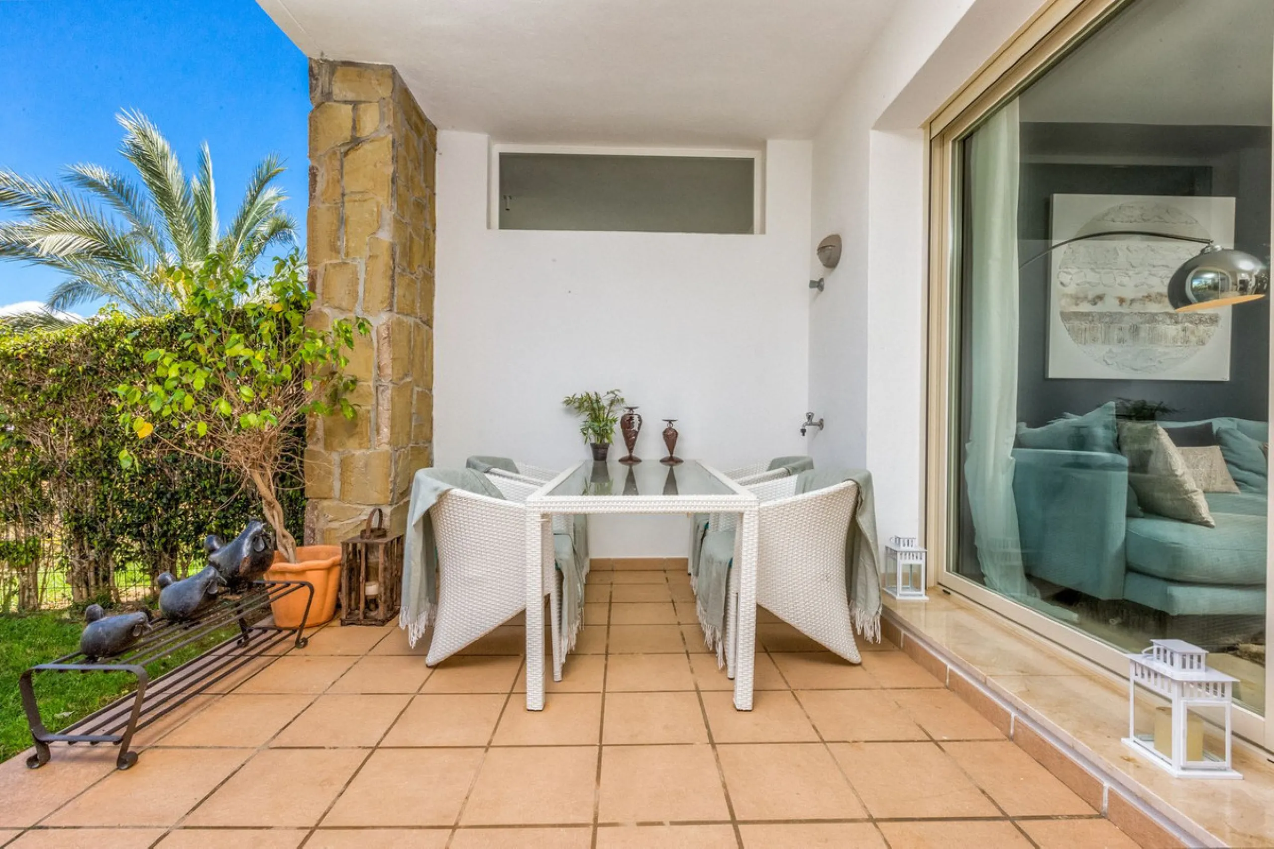 We present this stunning townhouse with 3 bedrooms and 3 bathrooms, located in the exclusive Monte Alto complex in La Cala Golf, Mijas – one of the most sought-after areas on the Costa del Sol. With 220 m² built, this property combines elegance, comfort, 