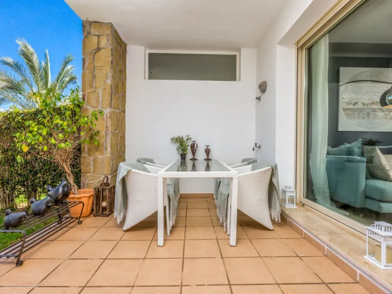 We present this stunning townhouse with 3 bedrooms and 3 bathrooms, located in the exclusive Monte Alto complex in La Cala Golf, Mijas – one of the most sought-after areas on the Costa del Sol. With 220 m² built, this property combines elegance, comfort, 