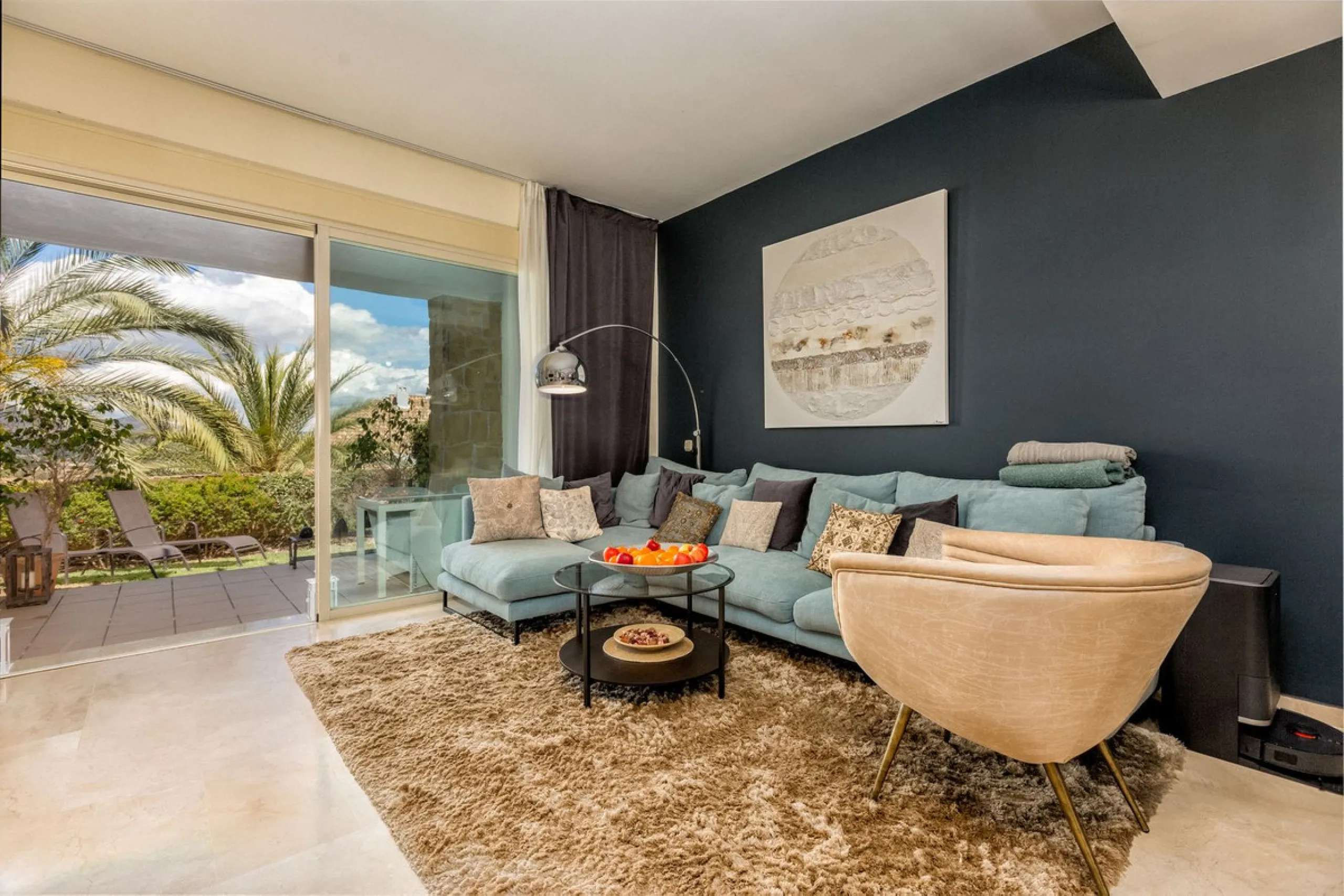 We present this stunning townhouse with 3 bedrooms and 3 bathrooms, located in the exclusive Monte Alto complex in La Cala Golf, Mijas – one of the most sought-after areas on the Costa del Sol. With 220 m² built, this property combines elegance, comfort, 