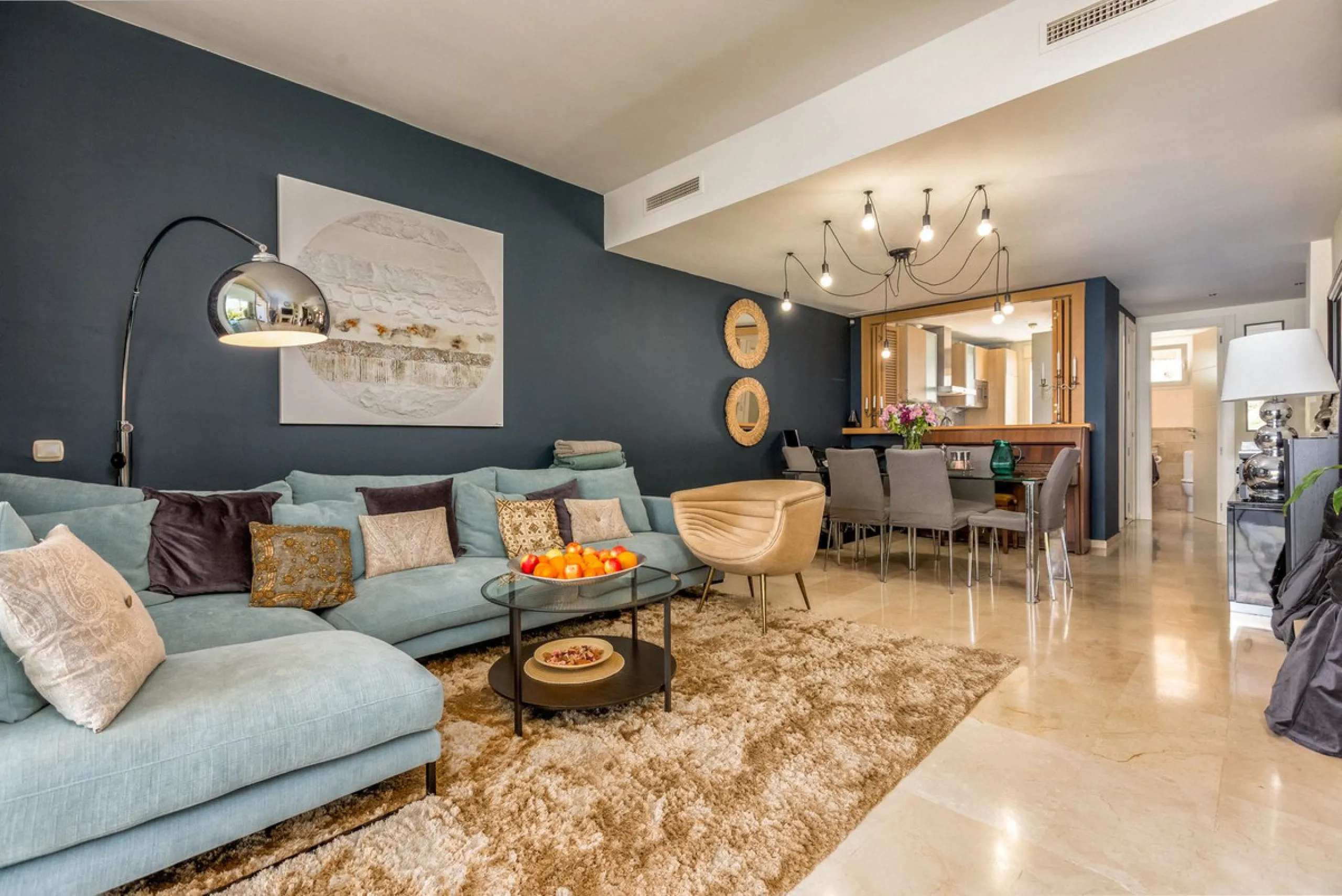 We present this stunning townhouse with 3 bedrooms and 3 bathrooms, located in the exclusive Monte Alto complex in La Cala Golf, Mijas – one of the most sought-after areas on the Costa del Sol. With 220 m² built, this property combines elegance, comfort, 