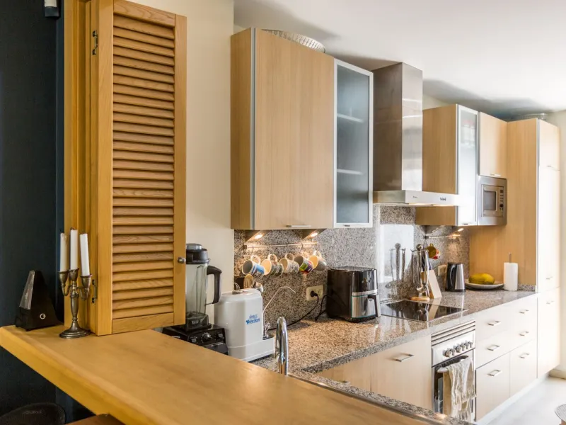 We present this stunning townhouse with 3 bedrooms and 3 bathrooms, located in the exclusive Monte Alto complex in La Cala Golf, Mijas – one of the most sought-after areas on the Costa del Sol. With 220 m² built, this property combines elegance, comfort, 