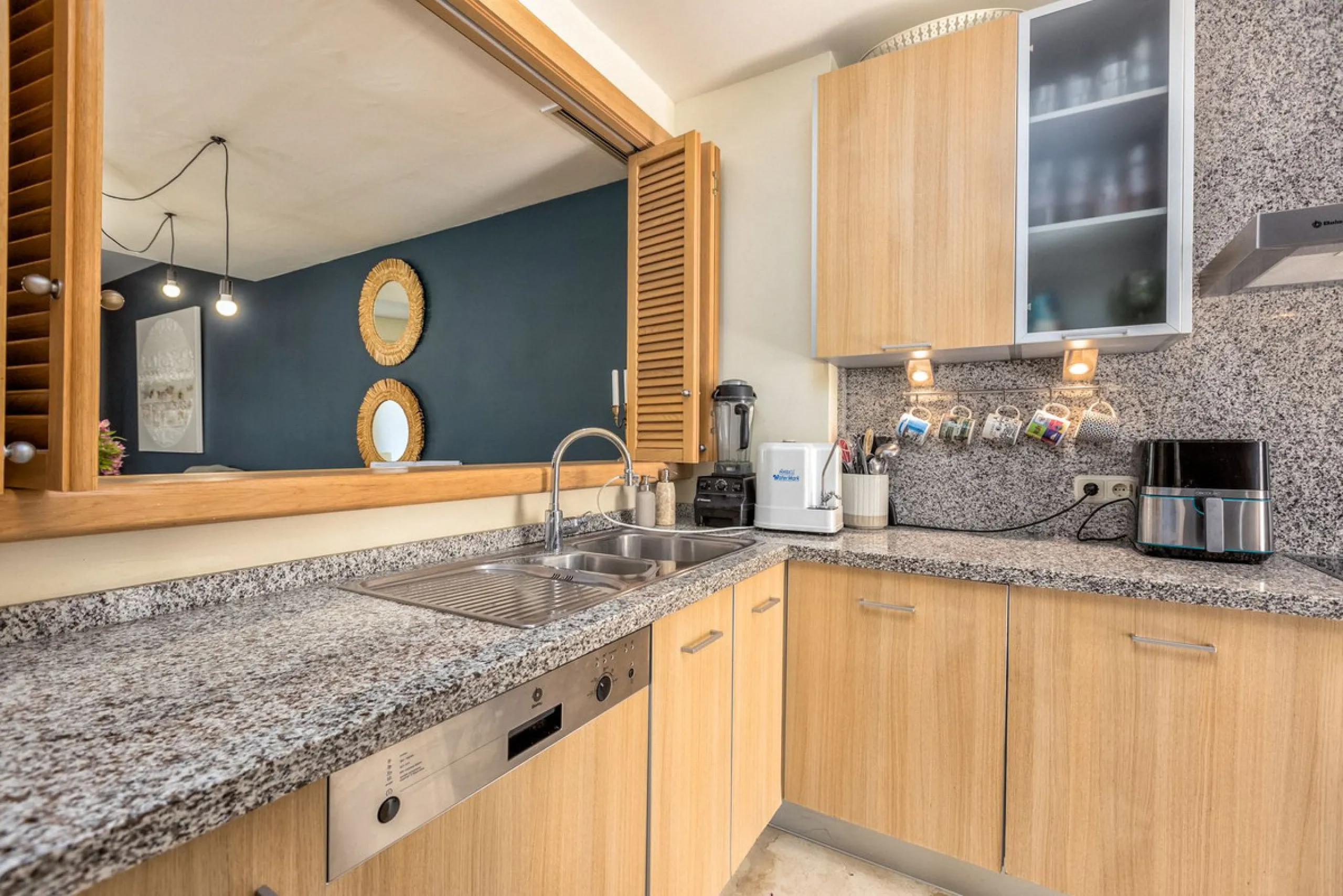 We present this stunning townhouse with 3 bedrooms and 3 bathrooms, located in the exclusive Monte Alto complex in La Cala Golf, Mijas – one of the most sought-after areas on the Costa del Sol. With 220 m² built, this property combines elegance, comfort, 